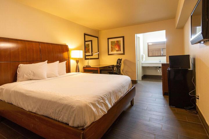 1 King Bed (8 of 8)