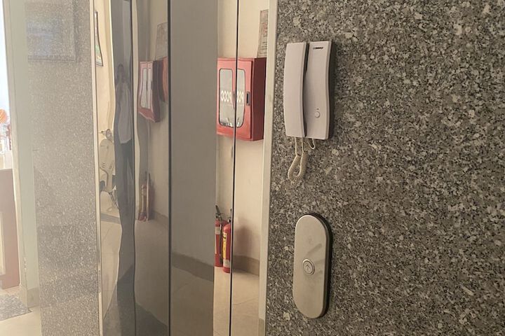 Room 10 of 16