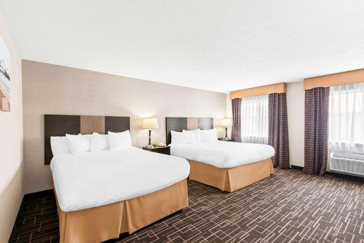1 King Bed Deluxe Room High Speed Internet Accessible Sofa Bed Microwave and Refrigerator Fu (5 of 14)