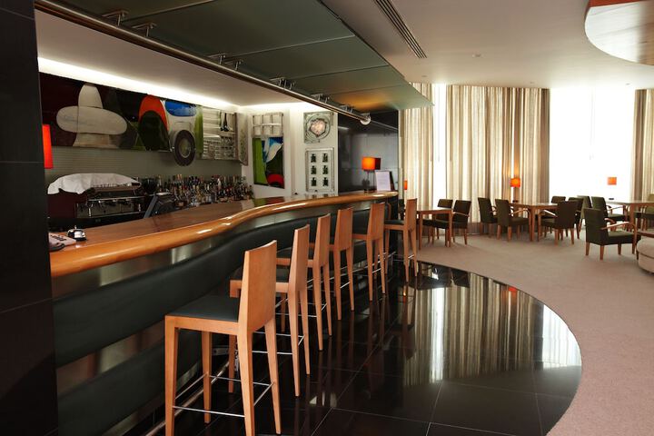 Lounge 43 of 53