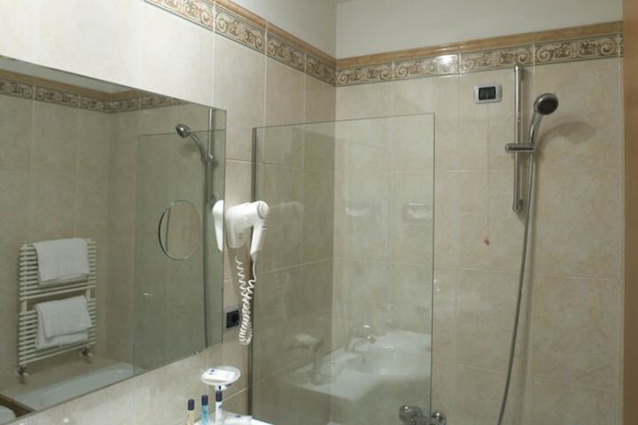 Room 152 of 233