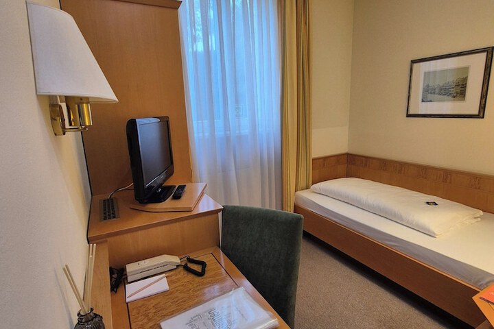 Room 14 of 33