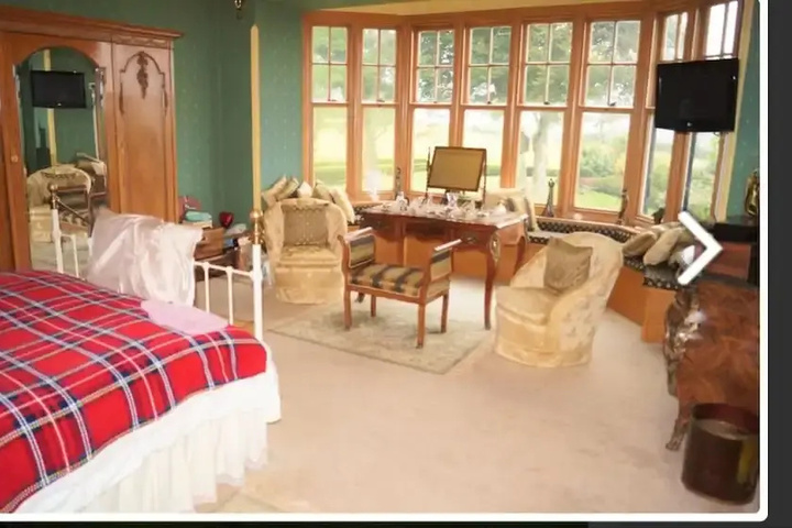 Room 4 of 9