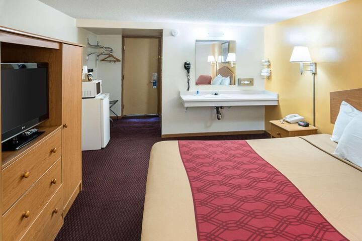 1 King Bed (5 of 9)