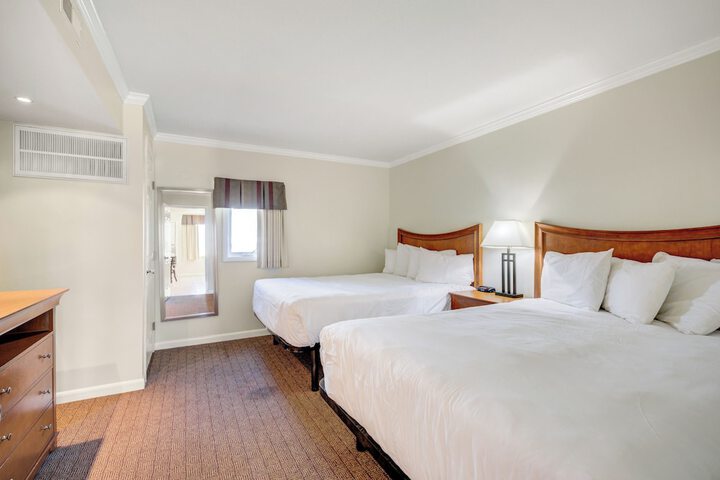 Traditional Suite 1 King Bed with Sofa Bed (16 of 23)