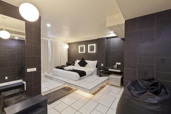 Room 32 of 60