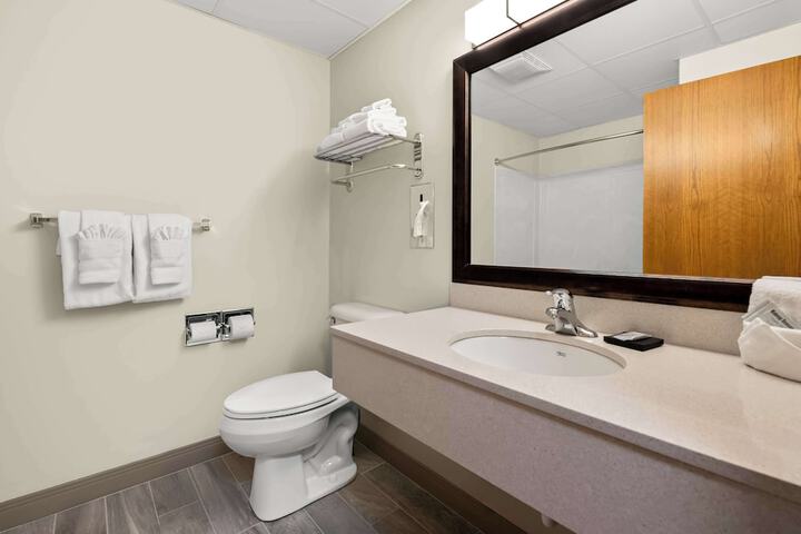 1 King Accessible Bathtub First Floor Microwave, Refrigerator WiFi Continental Breakfast (12 of 23)
