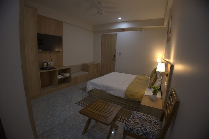 Room 12 of 16