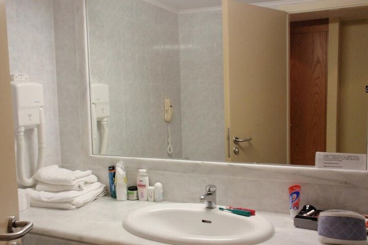 Room 5 of 8