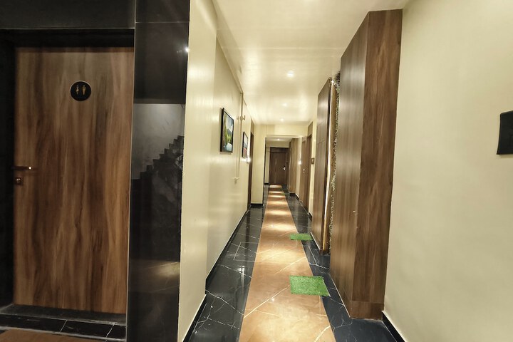 Ballroom/Hall 83 of 90