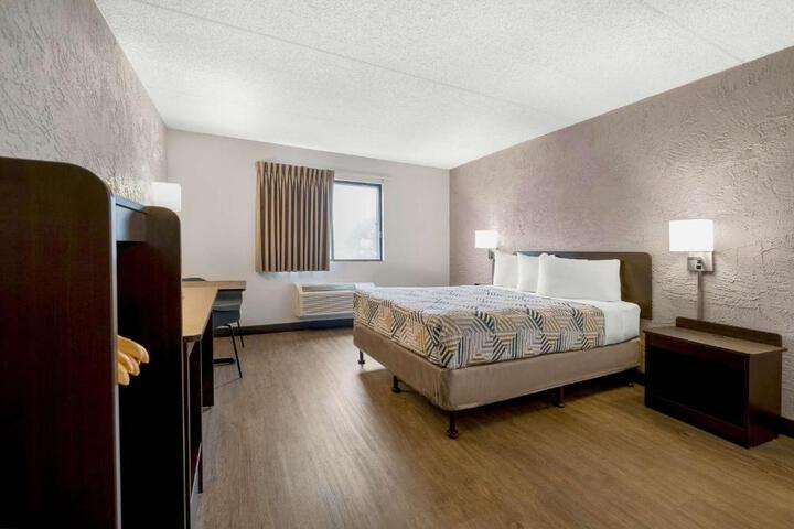1 Queen Bed (12 of 15)