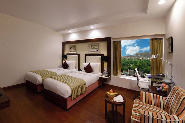Room 10 of 28