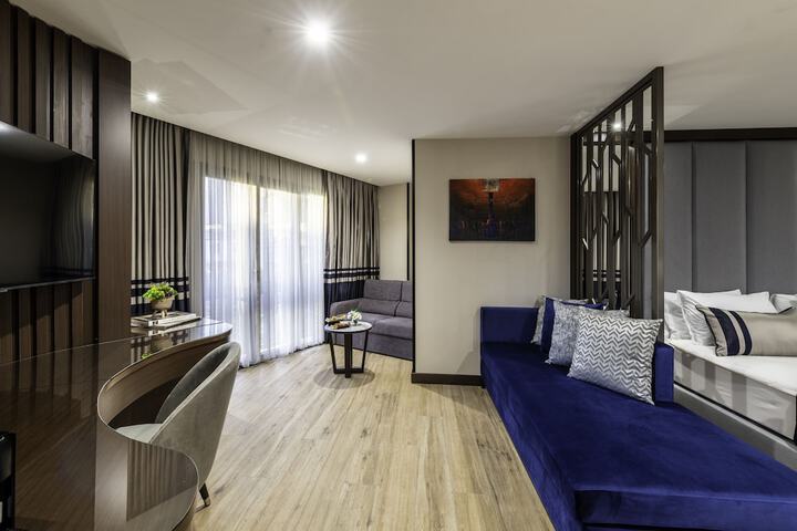 Room 32 of 76