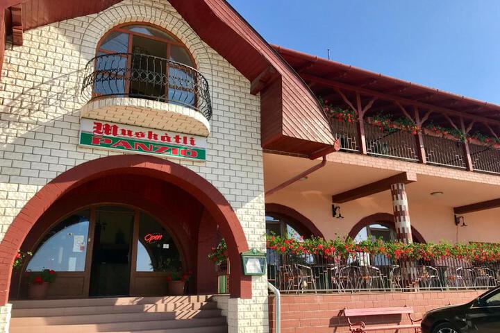 Exterior of Muskátli Panzió és Étterem