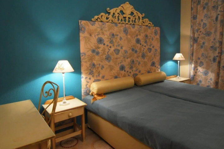 Room 6 of 27