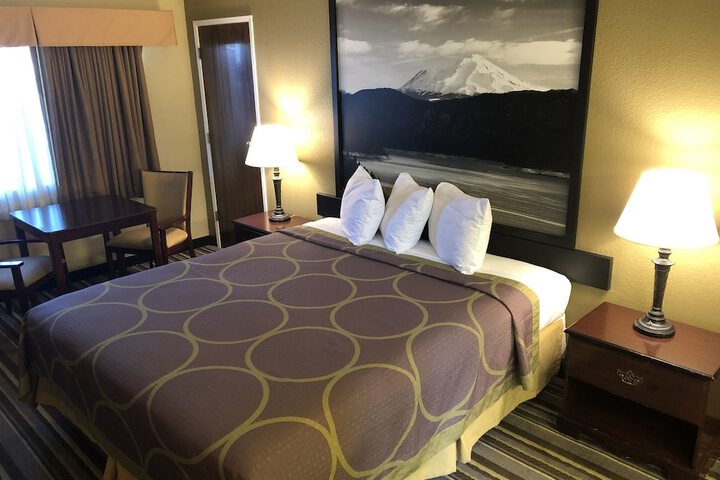 1 Queen Bed (26 of 26)