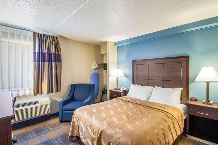 1 Queen Bed (1 of 10)