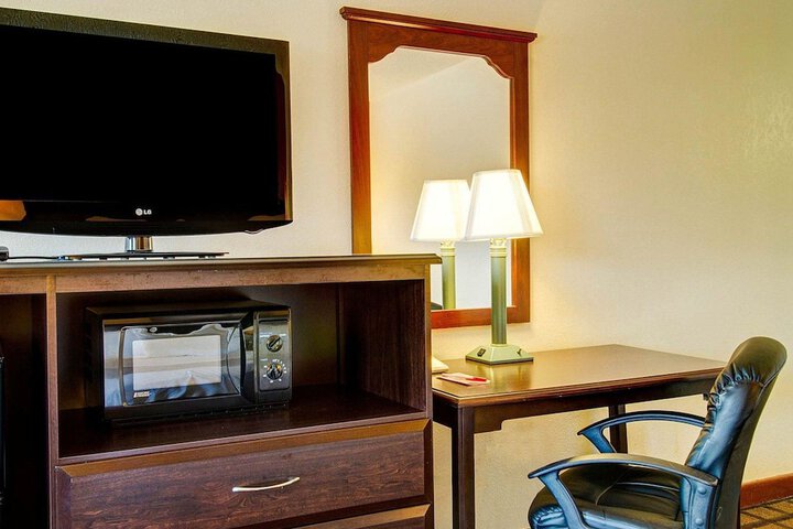 1 King Bed (5 of 7)