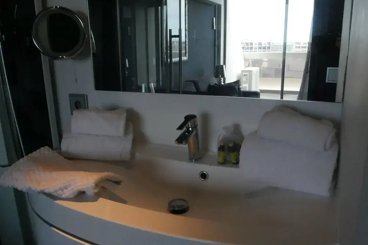Room 5 of 9