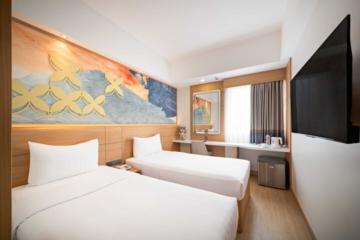 Room 5 of 9
