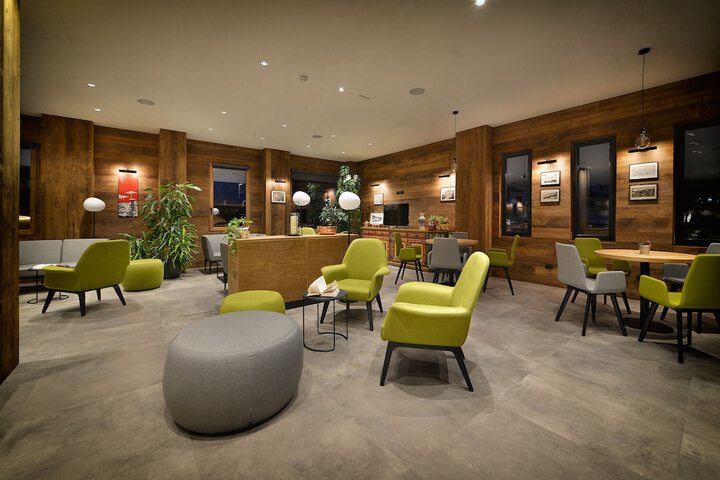 Lounge 63 of 77