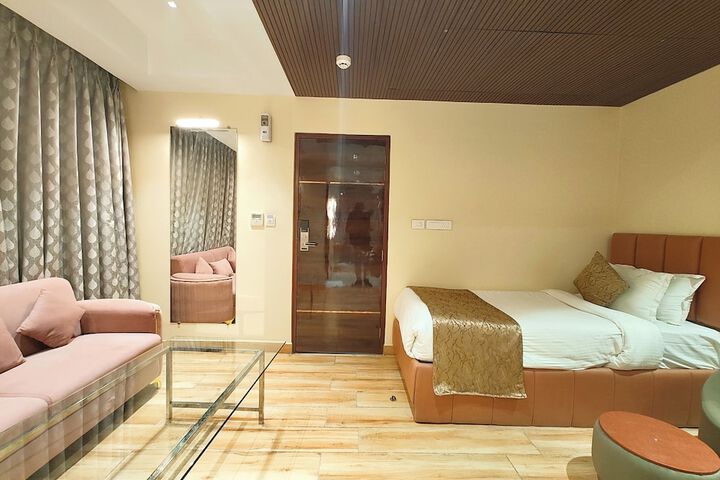 Room 11 of 25