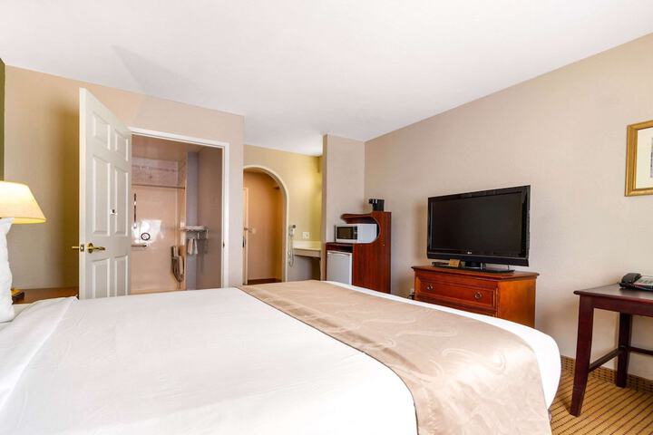2 Queen Beds (1 of 10)