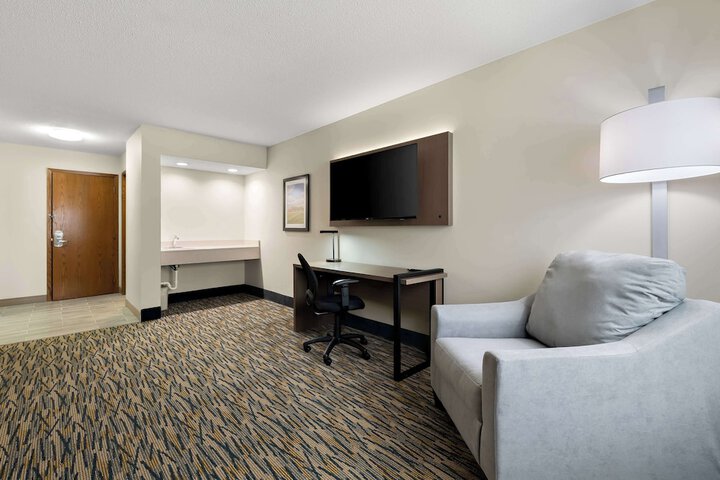 2 Queen Accessible Bathtub First Floor Microwave, Refrigerator WiFi Continental Breakfast (3 of 14)