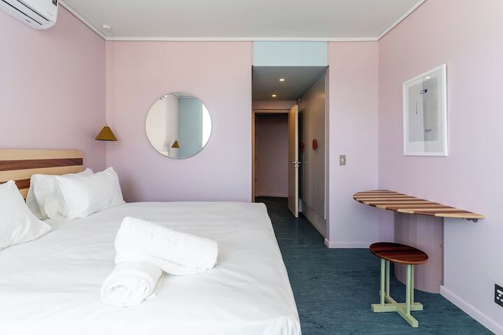 Room 5 of 104