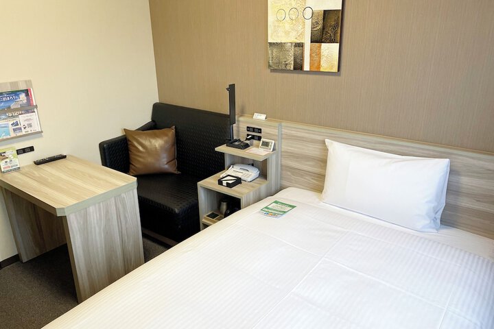 Room 4 of 27