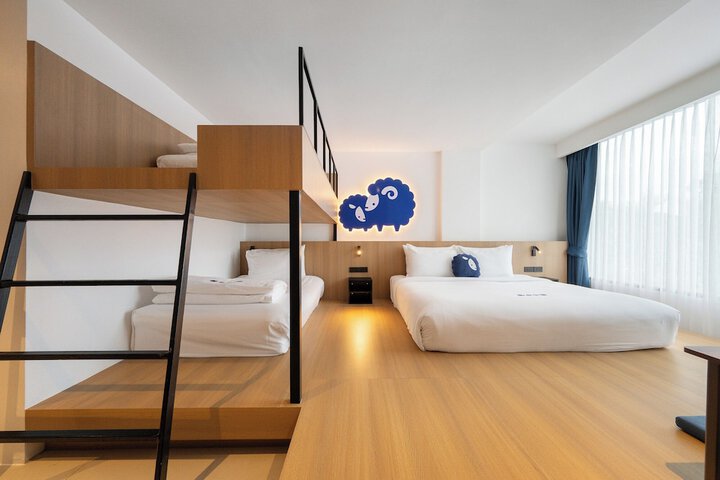 Room 33 of 106