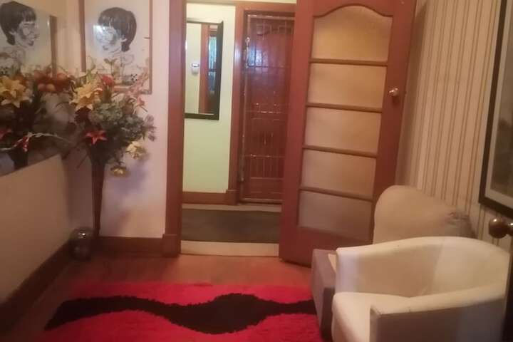Room 6 of 10