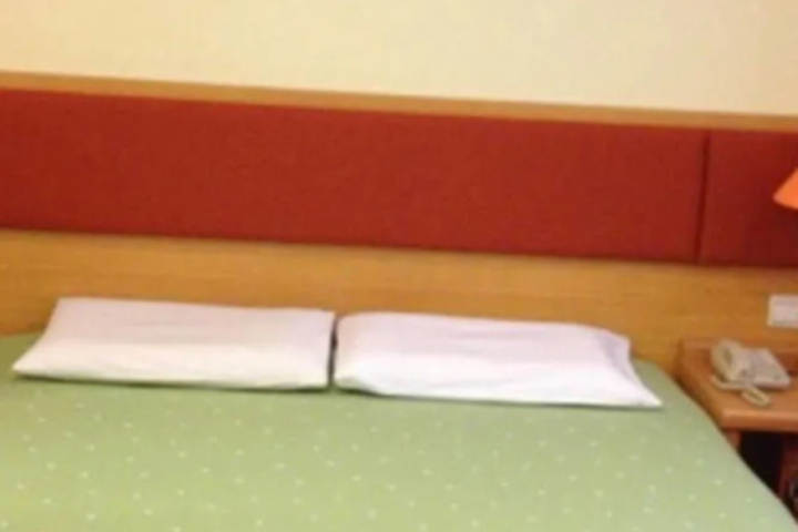 Room 7 of 12
