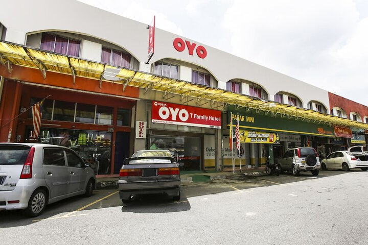 OYO 89615 T Family Hotel