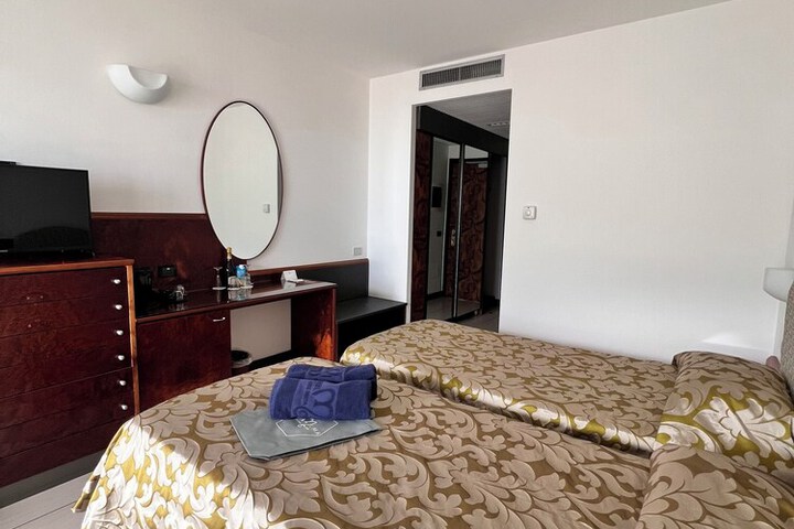 Room 27 of 104