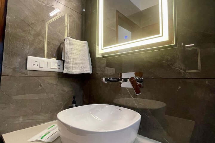 Room 6 of 17