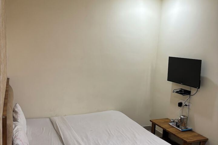 Room 12 of 32