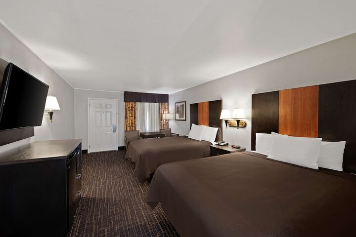 2 Queen Beds High Speed Internet Accessible Microwave and Refrigerator, Coffee Maker Iro (2 of 9)