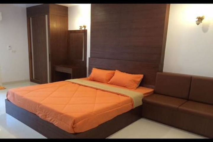 Room 4 of 8