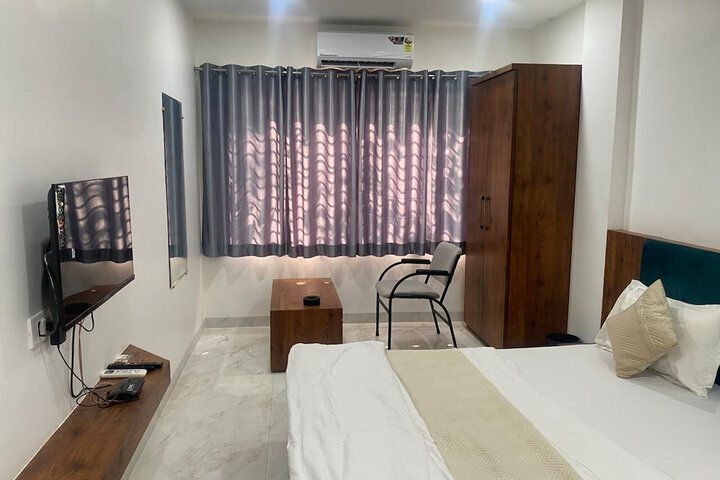 Room 6 of 12