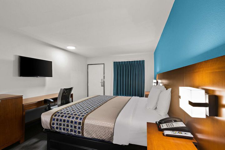 1 King Bed (6 of 9)