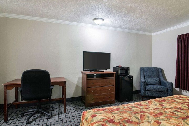 1 King Bed (4 of 5)