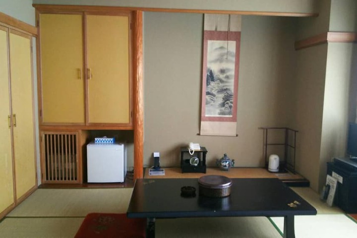 Room 8 of 30
