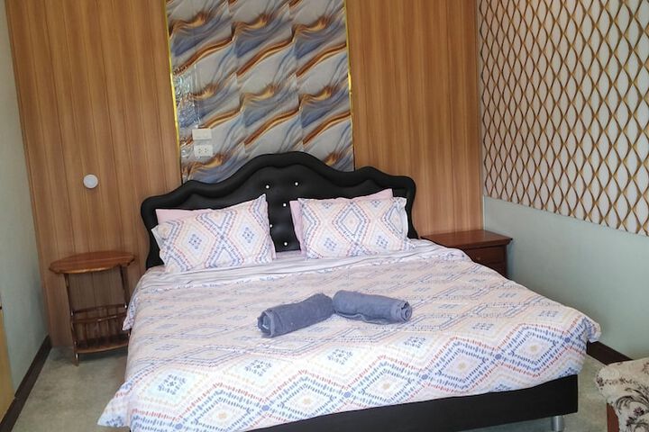Room 6 of 9