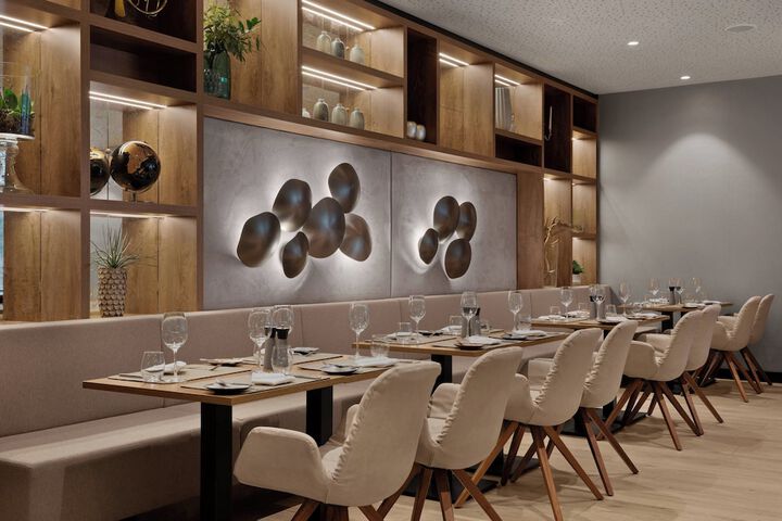 Lounge 38 of 48