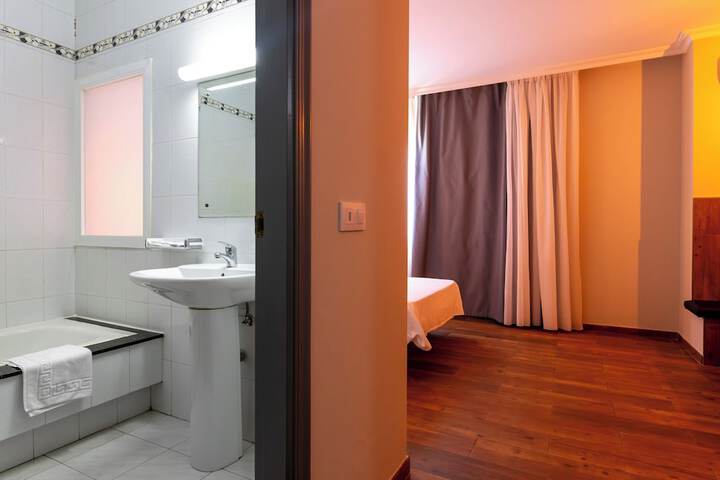 Room 30 of 79