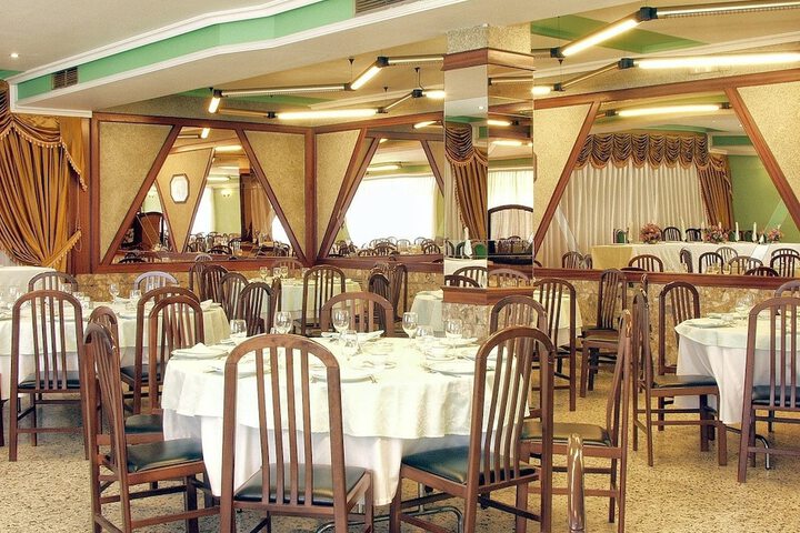 Dining 7 of 21