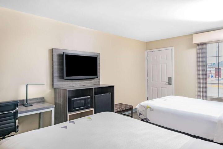 2 Double Beds (4 of 6)