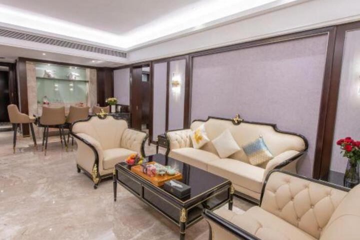 Lounge 39 of 57