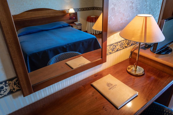 Room 4 of 25